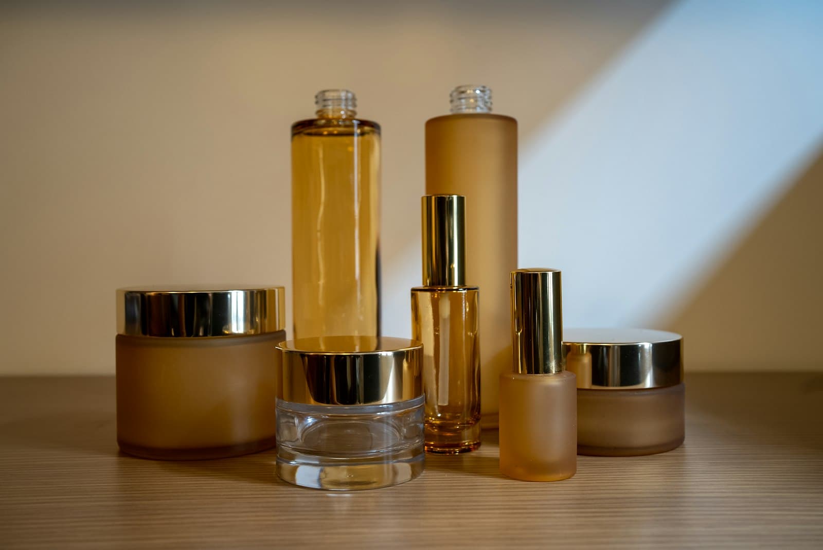 Rangkaian kemasan kosmetik premium tanpa merek, siap diisi formula dan label merek Anda