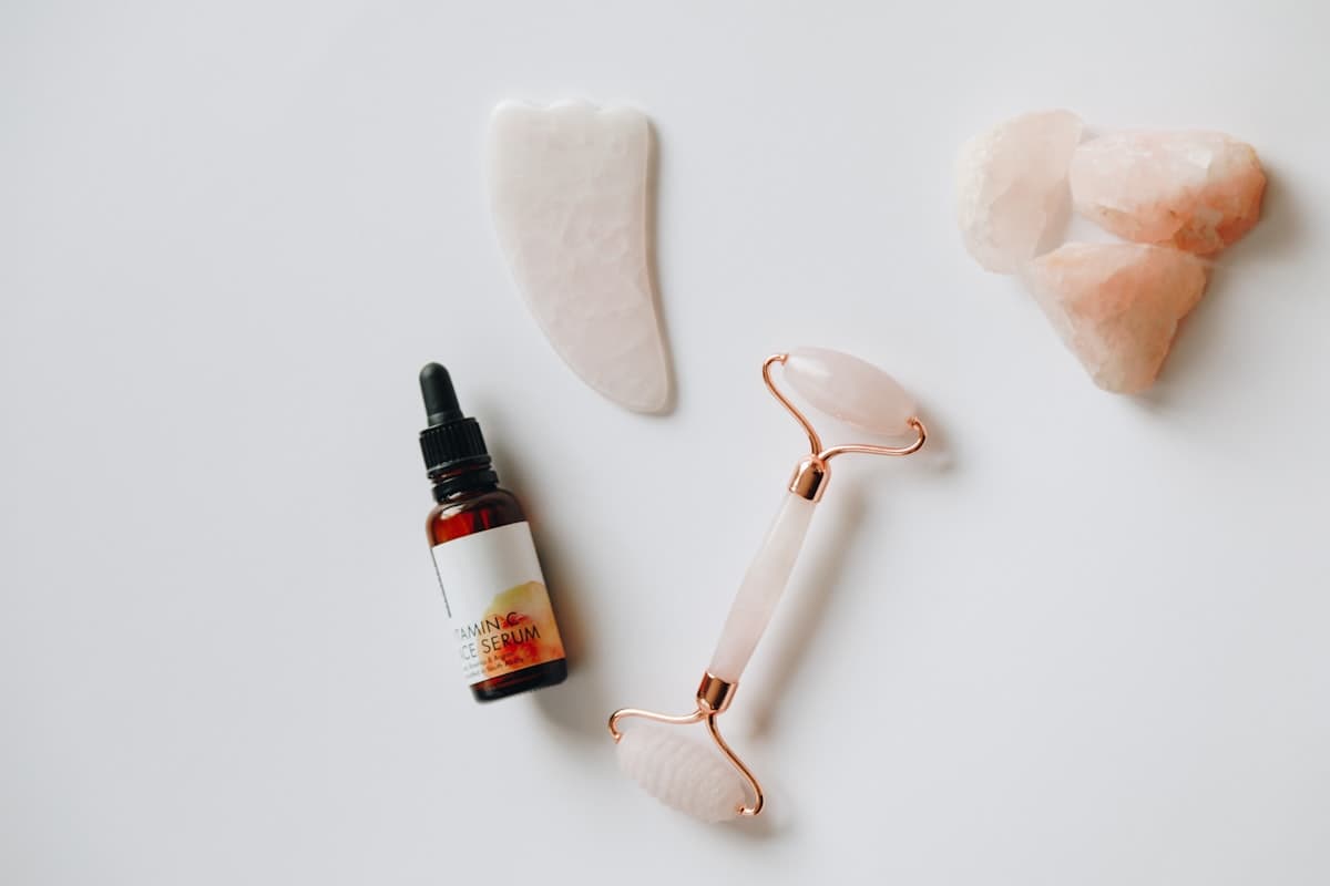 Serum dan alat perawatan kulit di atas permukaan terang